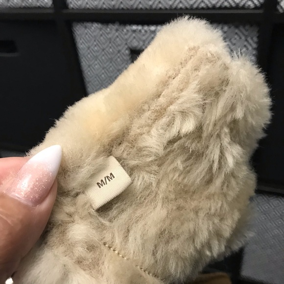 Ugg Woman’s Gloves - Picture 4 of 4